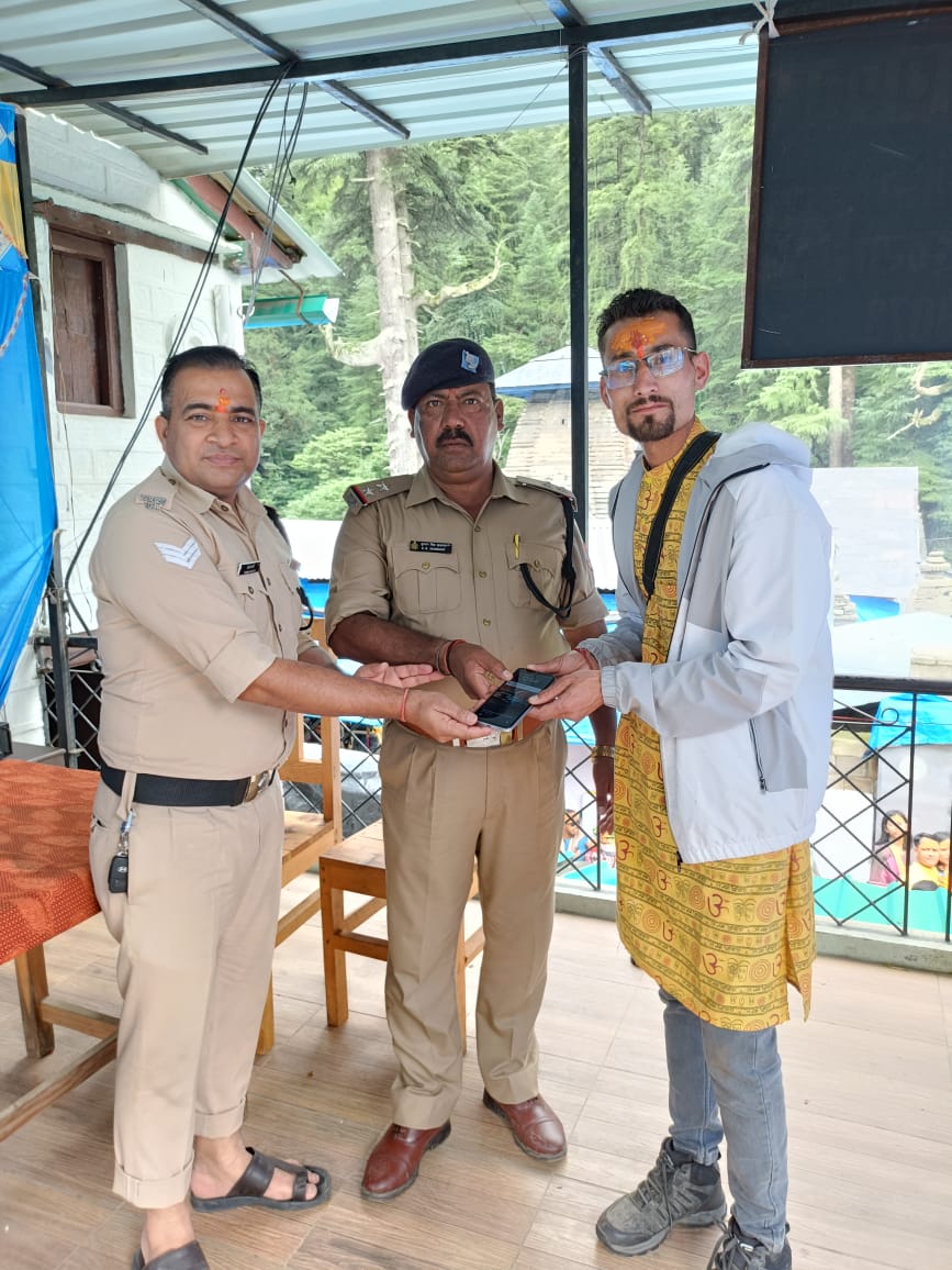 अल्मोड़ा पुलिस के जवान ने श्री जागेश्वर धाम दर्शन करने आये श्रद्धालु का गुम हुए कीमती फोन को तलाश कर लौटाई उदास चेहरे की मुस्कान,